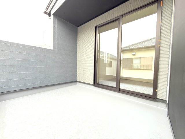 久喜市葛梅1丁目（全3区画）3号棟　バルコニー　採光・通風良好で、お洗濯物も気持ちよく干せます！