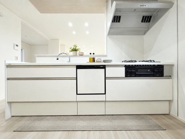 3号棟　キッチン　収納がたっぷり備わっているため、調理器具や日用品をすっきりと整理できます。衛生的で便利な食洗機・タッチレス水栓など設備充実！