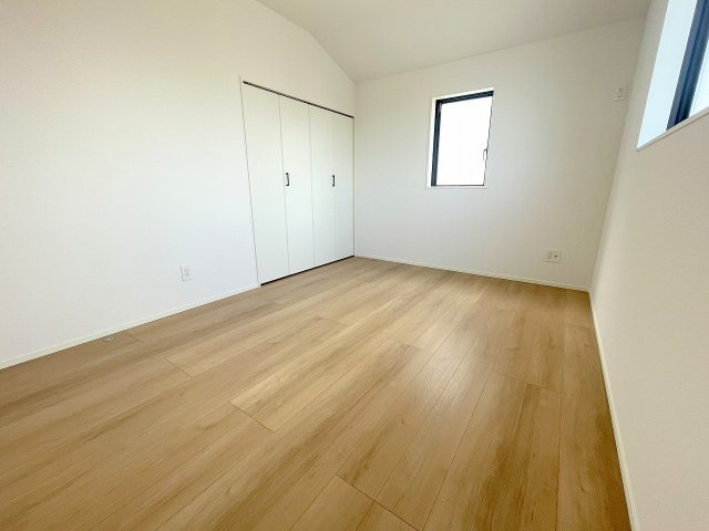 東側6帖洋室：二面窓の風通しの良いお部屋です♪
