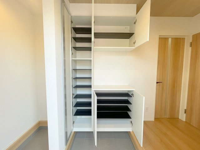 収納豊富で玄関すっきり♪