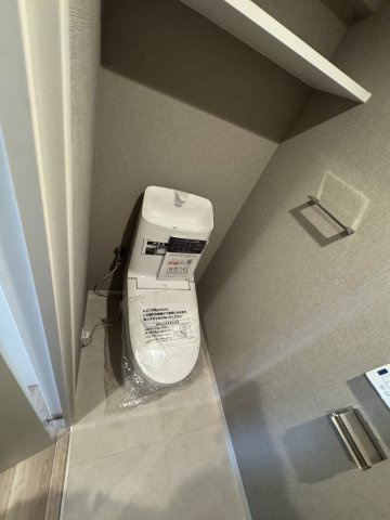 大きめの棚がある温水洗浄トイレ