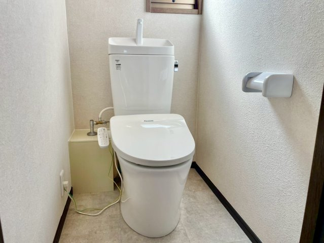 清潔な空間を保ちたいトイレはホワイトで統一しています。1F・2Fにあるので朝の忙しい時間帯も安心ですね♪　