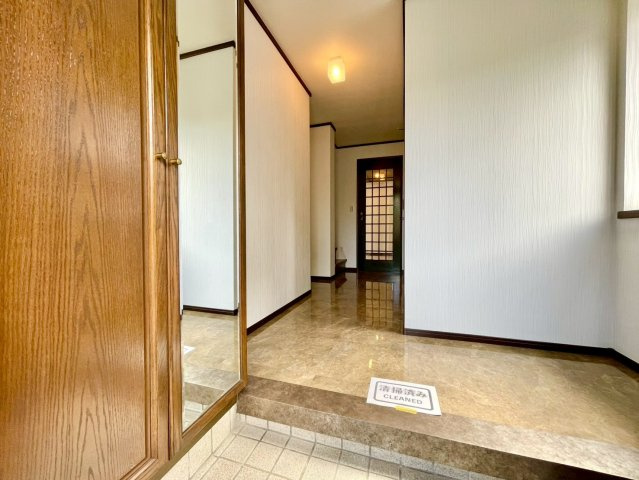 収納力◎の玄関です♪　明るく清潔感のある玄関は、それだけで住まい全体の印象を大幅にアップさせてくれますね☆　