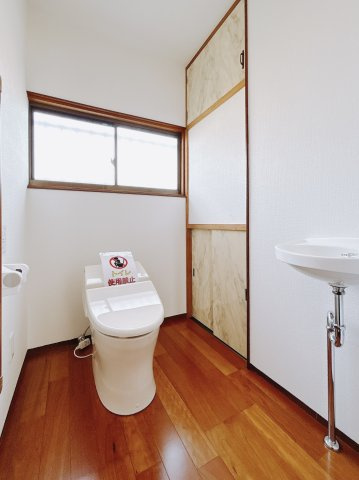 ■トイレ｜1階と2階にトイレがございます♪壁には収納スペースがあるのでトイレットペーパーのストックを置いておくのにも便利です♪
