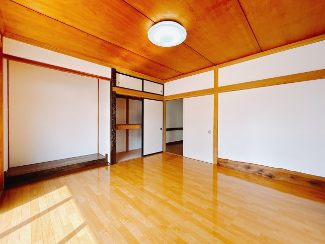 ■洋室｜1階洋室には大きな窓をご用意しています。日中はあたたかな日差し差し込み自分時間も充実できますね＾＾