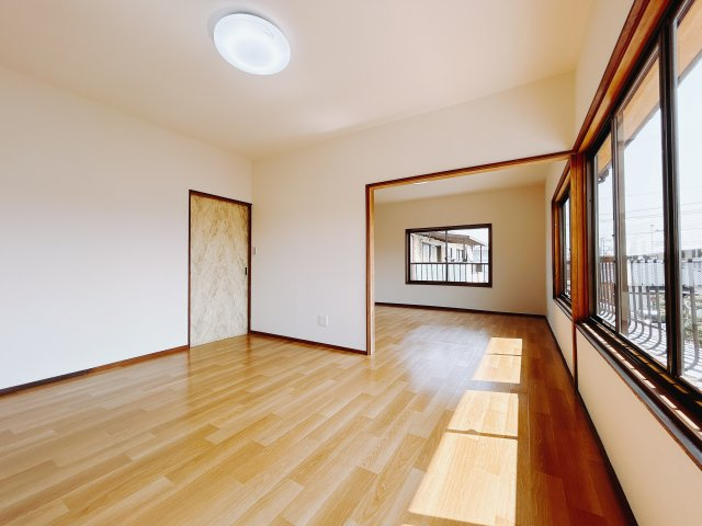 ■洋室｜ダブルベッドを置いても充分な広さを2Ｆのお部屋に設けております。お子様と家族みんなで寝るのも夢じゃありません♪窓からは光が差し込むので日中でも明るいお部屋です。