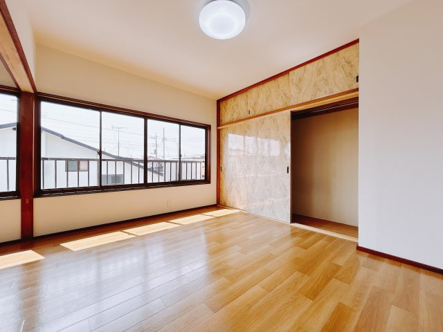 ■洋室｜ナチュラルカラーの床です。模様替えなどとても楽しく工夫できます♪陽当たり、風通しもとても良いので毎日快適な生活スタートです！