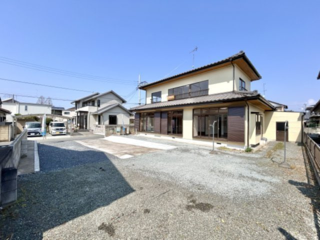■外観｜南側のお庭なので暗くなりがちな夕方も明るい印象にしてくれます♪道路から離れたお庭なのでお子様が外で遊ぶ際も安心です♪リビングからお庭が見える子育て世帯にも嬉しい設計です♪