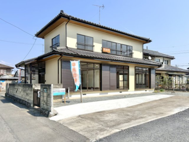 ■外観｜100坪の敷地は駐車スペースや倉庫、趣味の作業スペースなど、将来的な使い方の選択肢が広がる余裕のある敷地となっています。