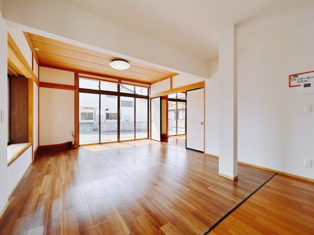 ■リビング｜大きい窓からあたたかいたっぷりの光が入ります♪開放的な空間で毎日をもっと快適に(*＾＾*)