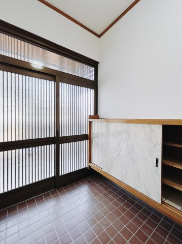 ■玄関｜毎日の「いってらっしゃい」や「お帰りなさい」を大切なご家族と過ごす玄関は〈使いやすさ〉を追求しております。玄関横の物入は急な来客時でもさっとお片付けできるスペースを確保しています。