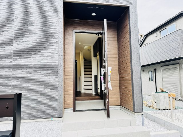 ～玄関は安心のWロックキーを採用～
