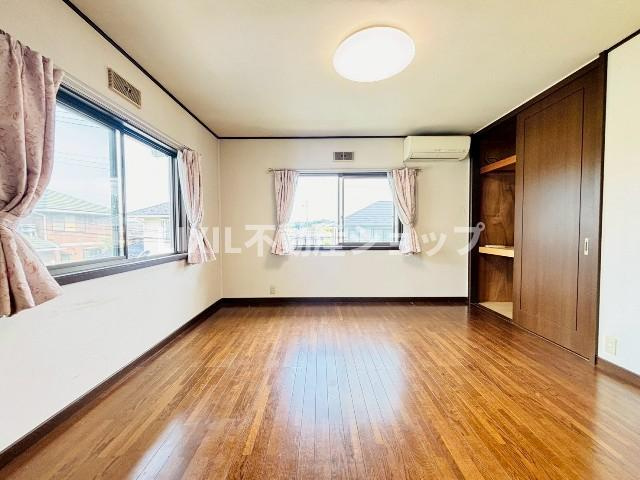 【子供部屋/現地写真】2階洋室は子供部屋などにいかがでしょうか。収納も付いており衣類や学用品もスッキリ片づけられます。