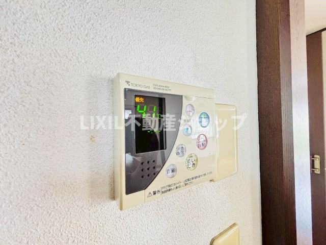 【温水設備/現地写真】わかりやすい給湯スイッチ付きで温度調整などもラクラクです。