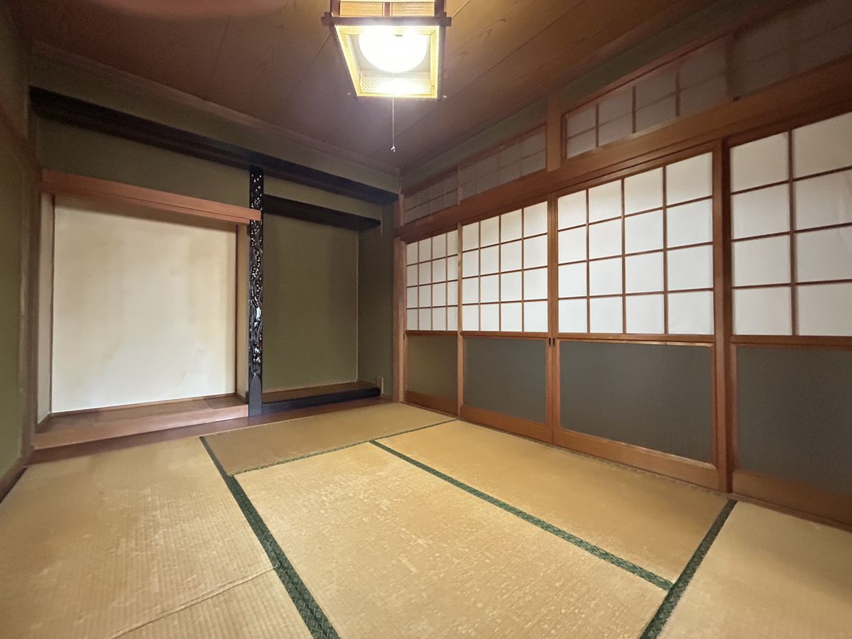 床の間と障子が落ち着きを与える、日当たりの良い和室です。