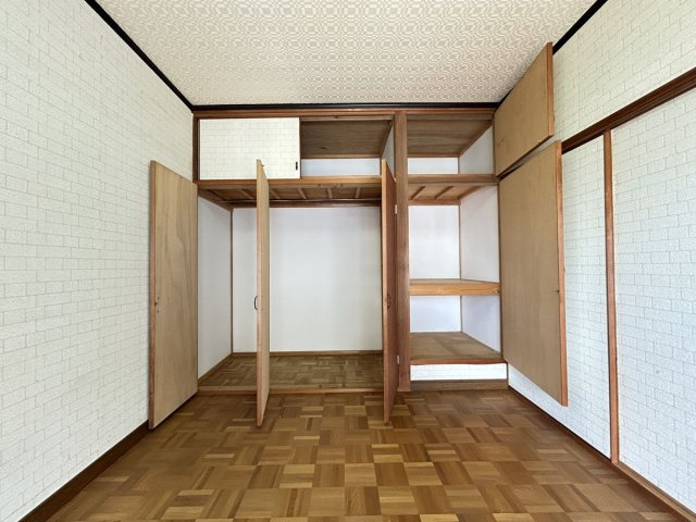 奥行きのある大容量の押し入れ収納で荷物整理に便利です。
