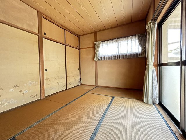 落ち着いた雰囲気の2階和室。採光窓があり明るい室内です。