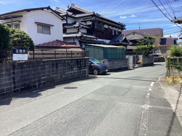 前面道路は幅員約6.1mあり、車の出し入れもスムーズです。
