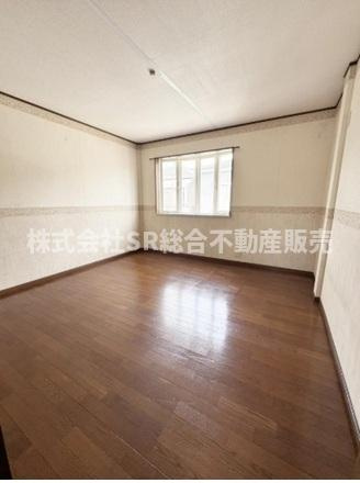 落ち着いて過ごせるお部屋なので、寝室にいかがでしょうか