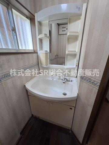 独立洗面台、小物を置くことができて便利です！