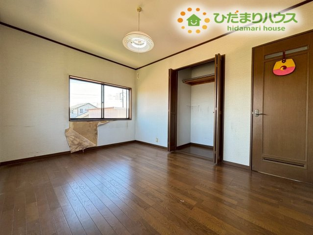 お子様のお部屋にぴったりな洋室です！勉強机やシングルベッドを置いても十分なスペースが残り、のびのびと過ごせます！収納扉が付いているので、学校の道具や衣類を自分で片付ける習慣も身につきますね！