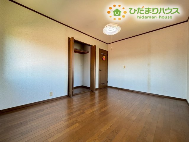 全室に収納がしっかりと確保されているため、ご家族それぞれのプライベートな荷物が各部屋で完備できます！窓からは遮るもののない、のどかな景色を眺めることができますよ♪