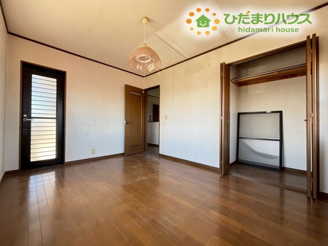 別角度からの洋室です！フローリングはお掃除ワイパーなどでサッとお手入れができ、毎日忙しいご家庭でも綺麗な状態をキープしやすいです！お好みのカーペットを敷いて、模様替えを楽しむのもおすすめですよ(^^)