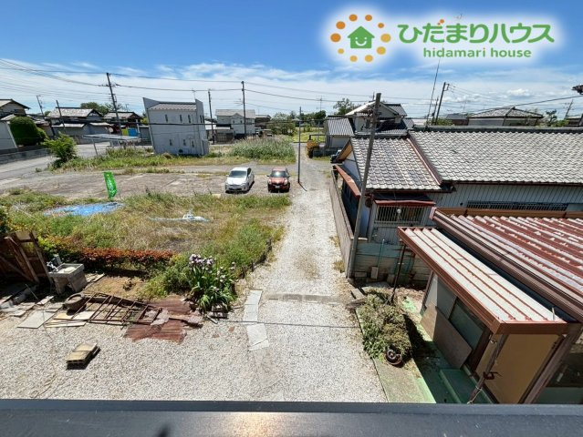 2階のバルコニーからの眺望です！周囲には高い建物がなく、遠くまで見渡せる開放的な景色が広がっています！毎日バルコニーに出て、綺麗な青空や心地よい風を感じながら気分転換をすることができます！