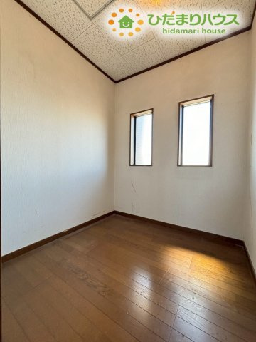 2階にある納戸です！お洒落な2つの縦型小窓もついており、空気の入替えもバッチリです◎季節物の家電や大きな荷物をまとめて収納できます！