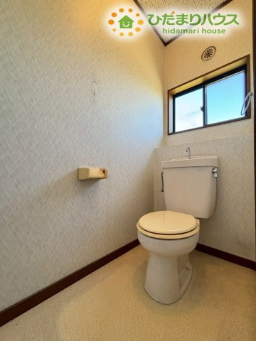 2階に設けられたトイレです！朝の忙しい時間帯も、1階と2階の2箇所にトイレがあれば、ご家族間での順番待ちのストレスがなくスムーズに身支度が進みますね♪窓付きでいつでもしっかりと換気が行えます！