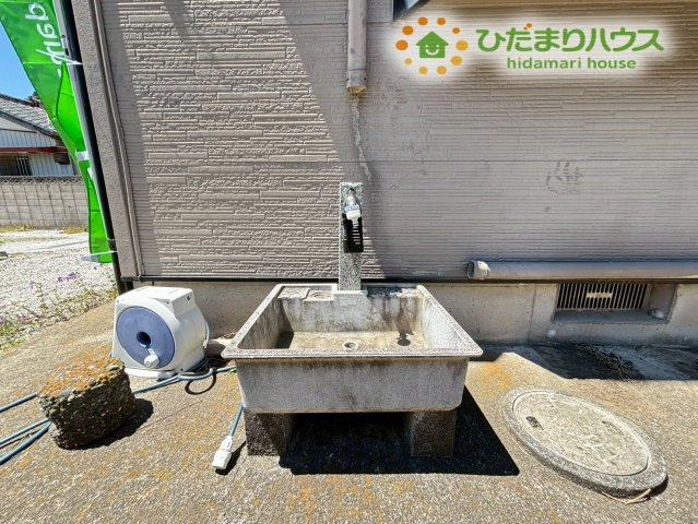 屋外に設置された流し台スペースです！お庭でのガーデニングや家庭菜園のお手入れ、外遊びで泥だらけになったお子様の靴や、ワンちゃんの足を玄関に入れる前にここで綺麗に洗うことができて大活躍します(^^)/
