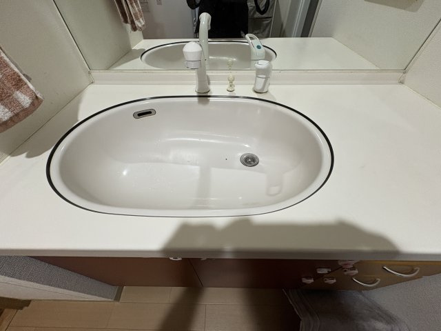 ゆとりのある洗面ボウルは、日常使いしやすい仕様。カウンターも広めで、身支度やちょっとした洗い物にも便利です。鏡付きで使い勝手が良く、清潔感のある印象です。毎日使う場所だからこそ、快適性を感じられます。