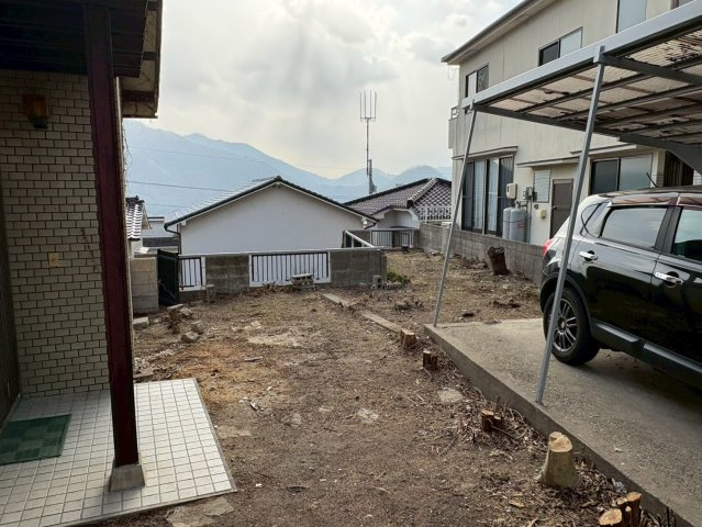 高台ならではの開放感が魅力の庭スペース。前面に建物が少なく、遠くの山並みまで見渡せる眺望が広がります。敷地にはゆとりがあり、家庭菜園やガーデニング、ちょっとしたアウトドアスペースとしても活用可能です。