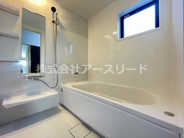 【浴室】窓があり、換気などに最適です