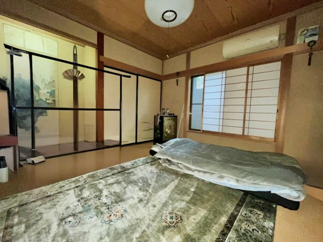 和の雰囲気を存分に楽しめる、ゆとりのある広さの和室です。