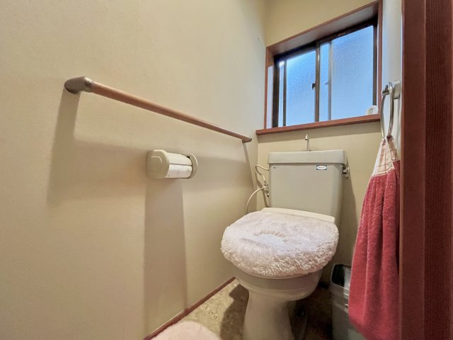 2階トイレです。窓付きで湿気対策もできる、清潔感ある空間です。