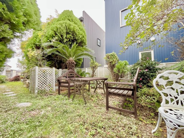 開放感あふれる広いお庭と、心地よいウッドデッキ付きで家族時間も充実します。