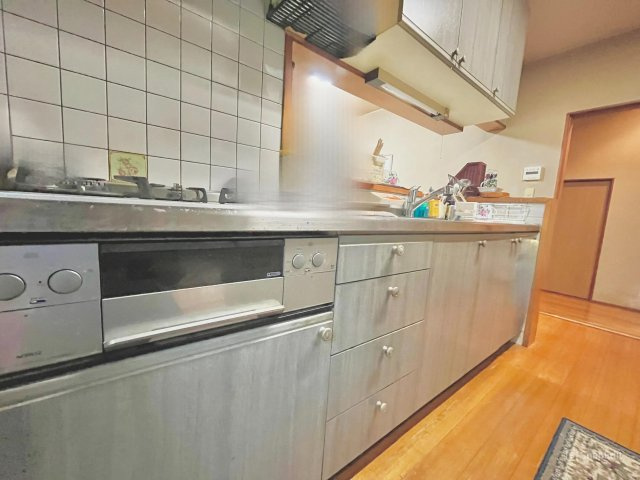 ガス3口コンロで同時調理が可能。収納も充実したキッチンです！