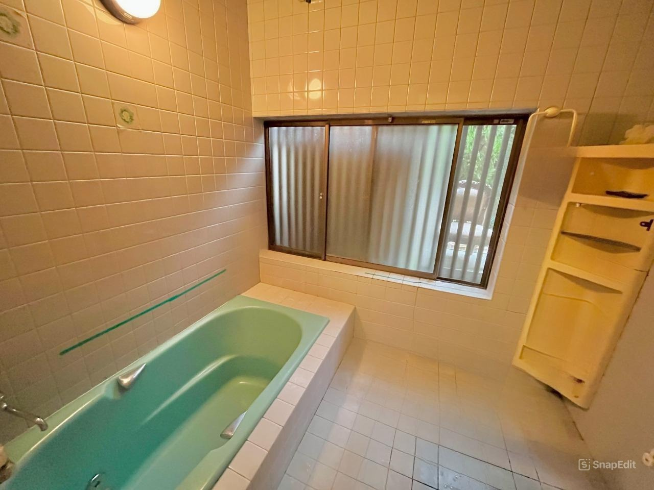 換気しやすい窓付き浴室と、ゆとりのある浴槽で1日の疲れを癒せます。