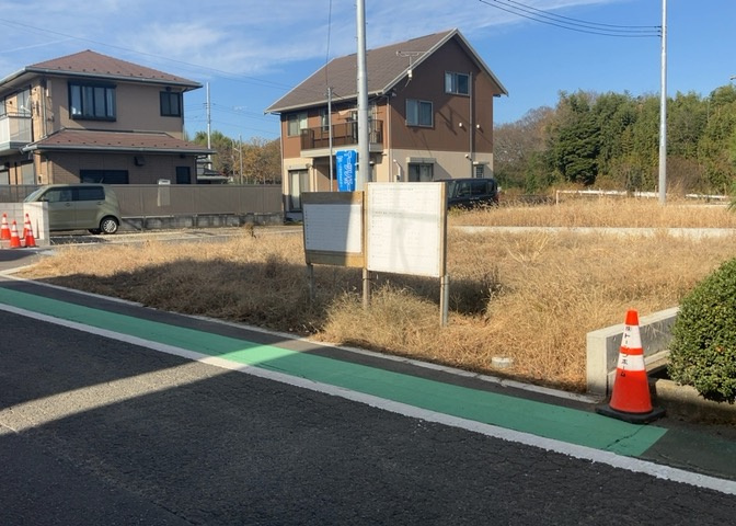 土地の形が極端に長細かったり、狭小地、あるいは道路との高低差がある傾斜地だった場合、後々売ろうとしても買い手がつかない場合もあります。後々、売却することになった時に価値の下がらない土地を選びましょう。