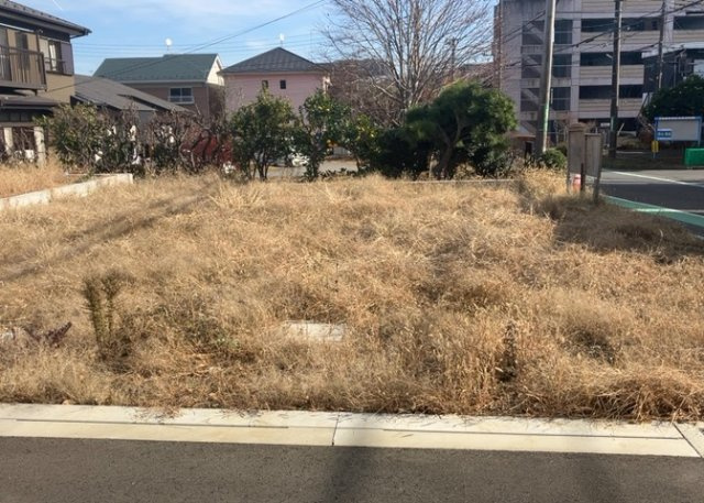 土地の面積＝住宅面積ではありません。建ぺい率の問題などで、土地のある場所によって住宅を建てられる面積は限られています。高さもしかり、「土地」という言葉の中には、建築条件も含まれると考えておきましょう。