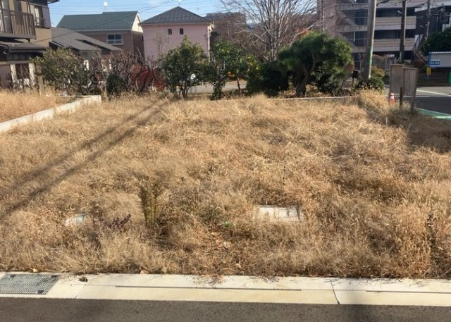 家を建てる場合、方位は要チェックです。現実的に日当たりのよい家ならばリビングは南側、建築基準法でも北側に当たる家への配慮は求められています。土地を見学に行く際は、方位磁針を持って行くようにしましょう。