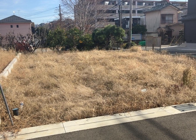土地を買う際、住む地域の自治体や福祉の補助制度にも注目してみましょう。子供や老人の医療補助やゴミ出しのルールなど、自治体によってルールに大きな違いがあるため、暮らしやすい土地で判断するとよいでしょう。