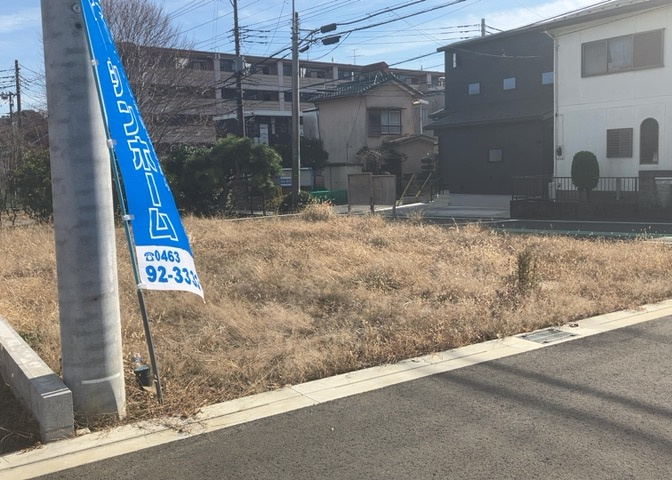 土地の前の道路に消火栓が設置されていることがあります。この場合、道路交通法第45条第1項により、駐車禁止の場所が指定されています。そのため、車庫などの駐車スペースをつくることができない場合があります。