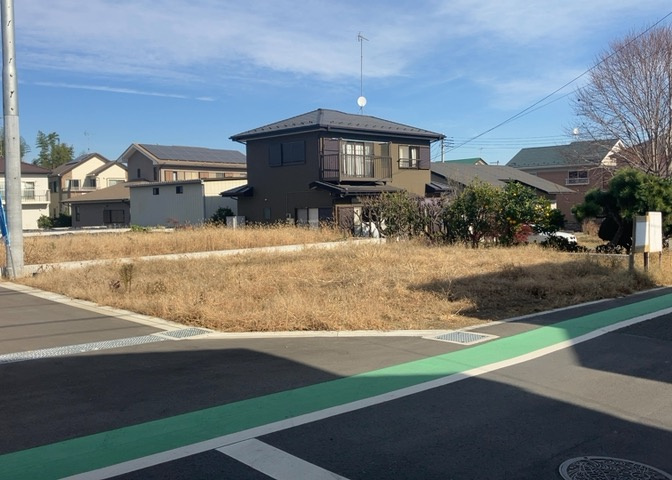 現地に行くなら、物件の周囲の地形がどうなっているかを見ることも大切です。周辺より低くなっている土地では、大雨などで水が集まりやすいため、地盤が弱くなっているということも考えられるため、注意が必要です。