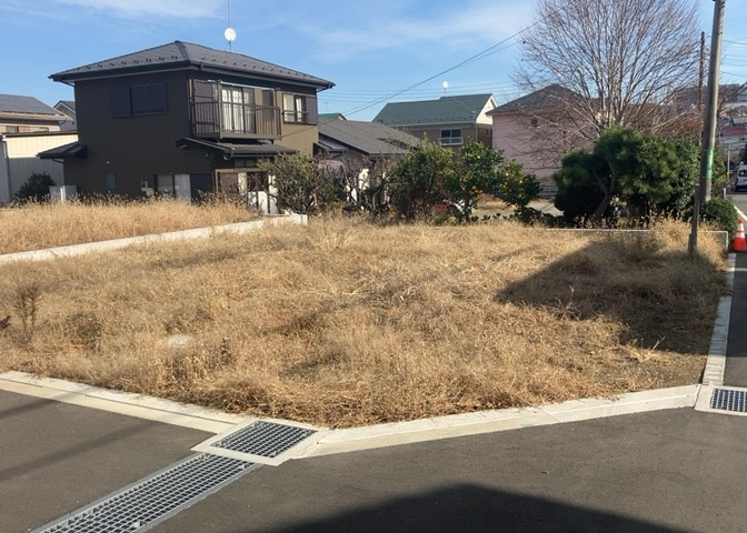 土地購入を検討されている場合、境界杭がない状態で購入してしまうと境界確定測量をする必要があり、費用がかかります。購入の前に、売主、隣土地所有者立ち合いのもと境界を確定し境界杭を設置するのがベストです。