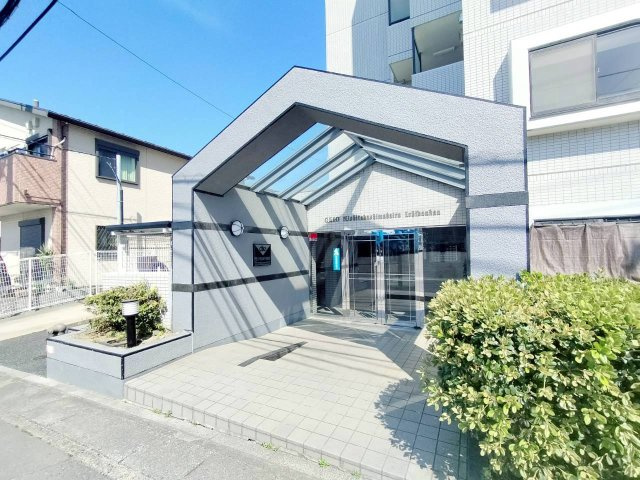重厚な佇まいで住まう人を迎えるエントランス。建物の顔として、清潔感と安心感を感じさせる設計です。