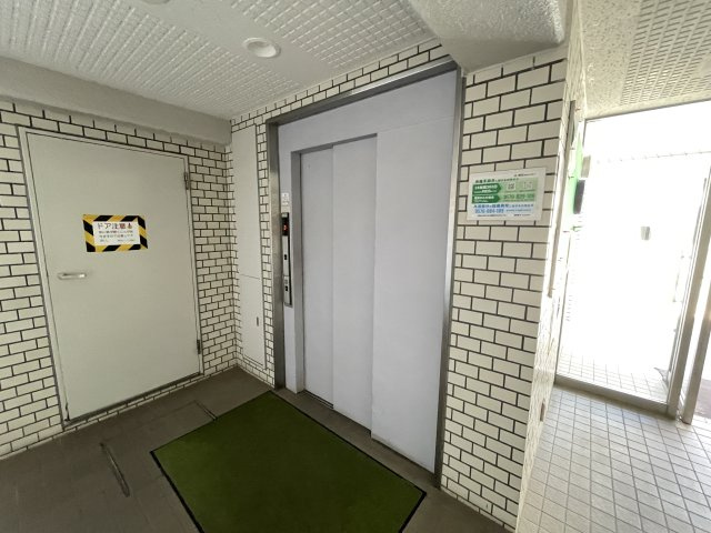 重たい荷物を持っていても、エレベーターがあれば安心です。　