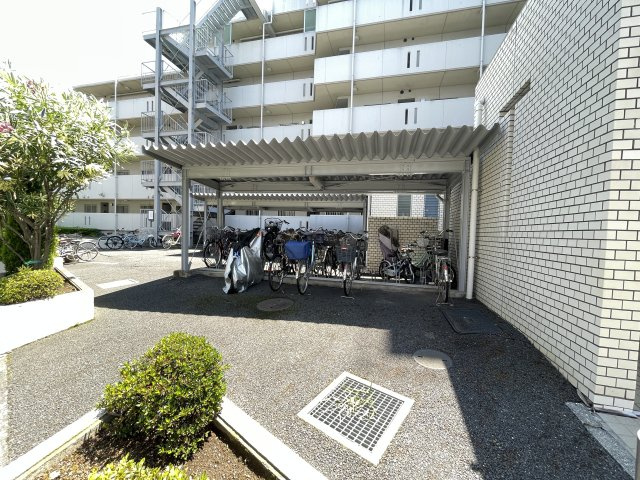 屋根付きの駐輪場で、サビや汚れの心配も不要。　