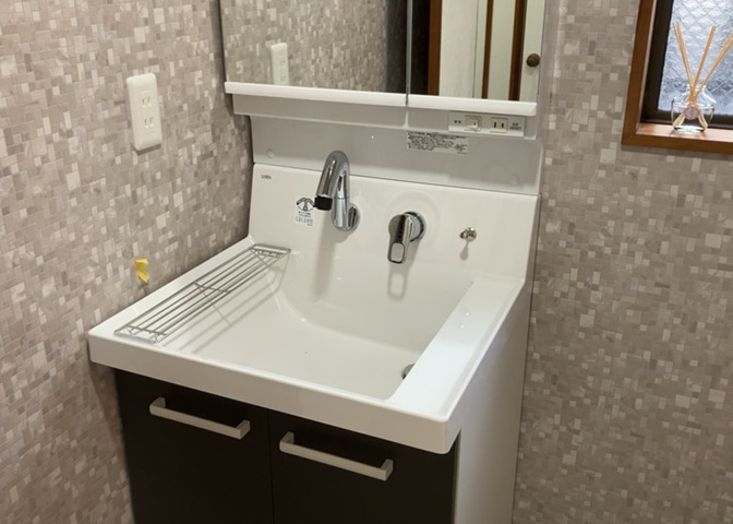 洗面化粧台では顔を洗ったり、身だしなみを整えることが本来の使い方ですが、用途によっては洗面化粧台に求められる機能が違ってくるため、ご自身や家族のライフスタイルに合ったものを選ぶことをおすすめ致します。